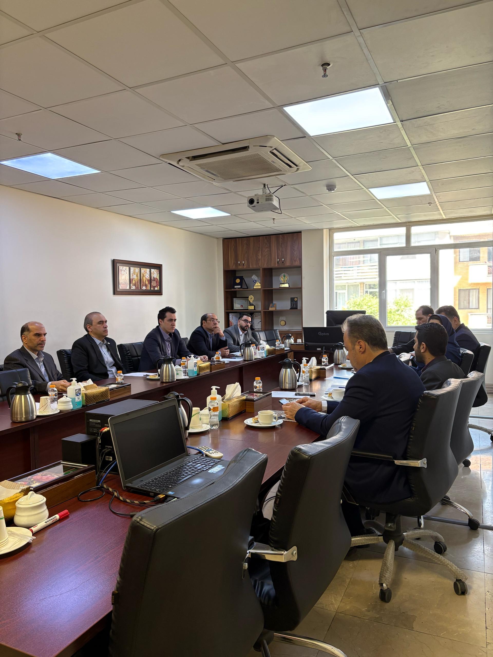 نشست مشترک مرکز تماس بیمه ایران (شرکت ایده های تجارت هوشمند سیمرغ ) با ادارات کل برنامه بودجه، فناوری اطلاعات و امورنمایندگان در جهت بهبود سامانه «بیمه ایران من»